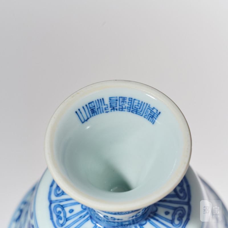 清乾隆 青花缠枝莲托梵文高足杯 - 图6